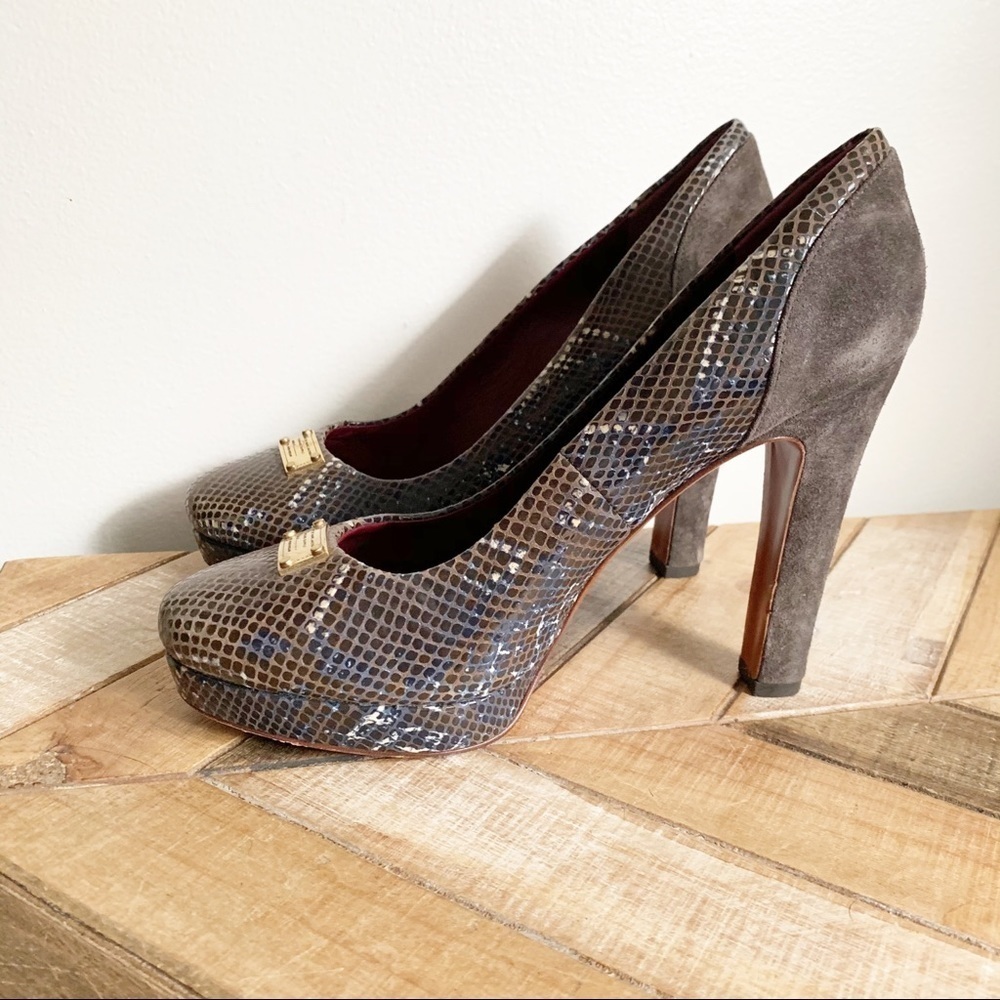 Marc by Marc Jacobs Logo Plaque Pumps - Picture 7 of 11